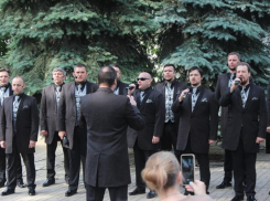 Мужской хор удивил пронзительным пением прямо в центре Воронежа 