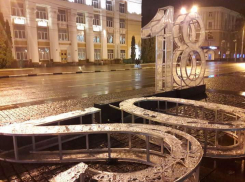 Упавшую конструкцию «2018» с воронежской площади Ленина временно убрали