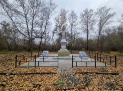 «Чиновники откровенно издеваются»: братская могила начала разрушаться после ремонта в Воронежской области 