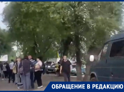 Народ без масок столпился у наркодиспансера в Воронеже