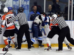 Защитник Воронежского «Бурана» плюнул в нападающего «Ермака»