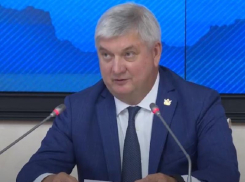 Обещанием повысить зарплату поздравил Александр Гусев воронежских учителей 