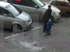 Пьяные подростки сбросили на дедушку с внуком бетонную глыбу в Воронеже