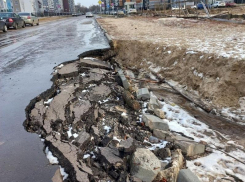 Воронежцы призвали мэрию обратить внимание на дорожные айсберги, образовавшиеся из-за размытого асфальта