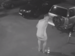 Танцы в мини-платье устроил парень во дворе у камеры видеонаблюдения в Воронеже