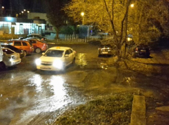 В Северном микрорайоне Воронежа нечистотами затопило целую улицу