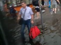 Очередные водные процедуры воронежцев после ливня с градом сняли на видео
