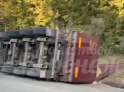 Перевернутая фура и легковушка без части кузова: жесткое ДТП попало на видео под Воронежем