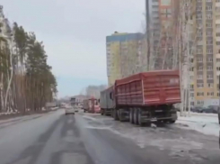 «Всем все равно?» – парковка большегрузов крайне возмутила жителя Воронежа