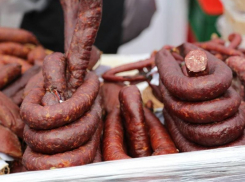 Воронежская бизнес-вумен торговала просроченными колбасами