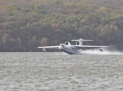  Уникальный самолет-амфибия снят во время эффектного забора воды в Воронеже