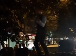 Скрипач устроил дискотеку с крыши автомобиля в центре Воронежа
