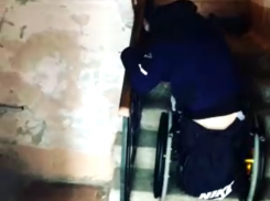 Спортсмен-колясочник показал, через что проходят инвалиды в Воронеже  