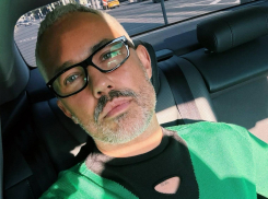 Три главных летних цвета назвал популярный телеведущий Александр Рогов