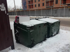В воронежском дворе перевернули и сломали контейнеры для раздельного сбора мусора