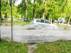 Гигантский потоп победил ливневки в Воронеже и попал на видео