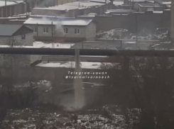 Масштабный прорыв трубы попал на видео в Воронеже
