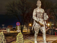 Безобразный налет покрыл памятник, который открывал Гордеев в центре Воронежа