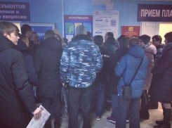 Неадекватную очередь в очередь показал воронежец в ГИБДД