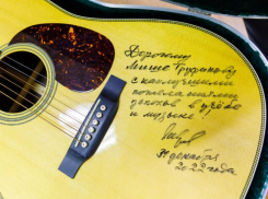 Восьмилетний воронежец получит гитару самого Сергея Лаврова 