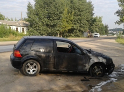 «Фольксваген Гольф» загорелся в Воронежской области
