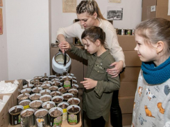 В Центре Галереи Чижова воронежцы изготовили более 3 тысяч окопных свечей для участников СВО