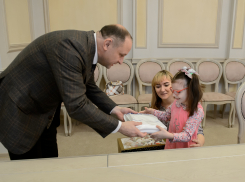 Стало известно, что высшие воронежские чиновники подарили детям 