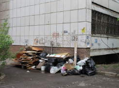 Замусоренный двор с медицинскими отходами лишил воронежцев нормальной жизни 