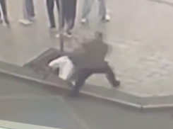 Избиение уличного музыканта попало на видео с камер наблюдения в Воронеже 
