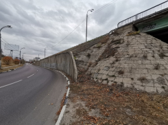 Может рухнуть в любой момент: путепровод у «Динамо» разрушается на глазах 