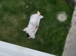 Труп женщины нашли под окнами многоэтажки в Воронеже – опубликовано фото