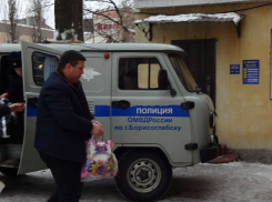 Прибытие в СИЗО за взятку начальника грибановский полиции попало на фото