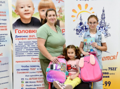 Фонд Чижова передал канцелярские наборы 57 воронежским школьникам