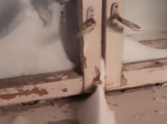 «За что платим «Квадре?»: воронежцы сообщили о сугробе в подъезде  