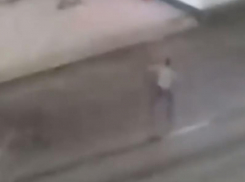 Неадекватные выходки воронежца посреди дороги попали на видео в Воронеже