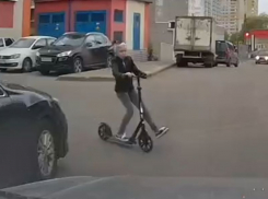 Ребенок на самокате чуть не угодил под колеса авто и попал на видео в Воронеже