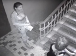 Серийные воровки попали на видео во время ограбления квартиры в Воронеже
