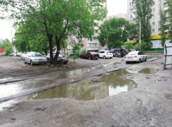 Общественность взволновал убитый проезд во дворе на левом берегу Воронежа