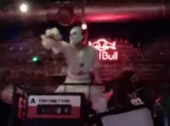 Безумный отжиг злобного клоуна сняли в баре Воронежа 