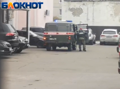 В наручниках со взглядом в пол: расстрелявшего сослуживцев срочника доставили в суд в Воронеже