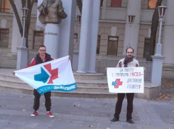 Медики вышли на одиночные пикеты из-за ковидных надбавок в Воронеже 