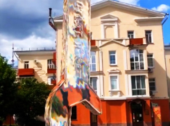 Воронежский художник создал стеклянный ключ Столля высотой с дом