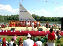 В Воронежской области на берегу Дона фольклорные коллективы споют народные песни