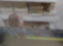 Странные действия девушки попали на видео в воронежском магазине