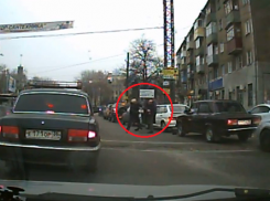 В сети появилось видео драки двух водителей в Воронеже 