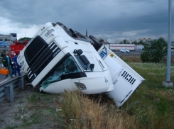 В Воронеже фура опрокинулась в кювет (ФОТО)