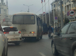 Двухполосная высадка пассажиров маршрутки попала на фото в Воронеже 