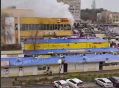 Торговый центр вспыхнул в Воронежской области