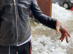 Ледяная глыба рухнула на мужчину в Воронеже 