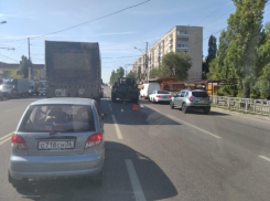 Сломанный БТР посреди дороги сняли в Воронеже 